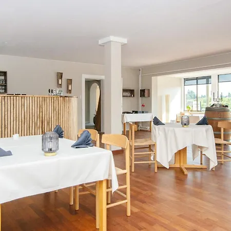 With Shared Kitchen In Vederso Holiday home